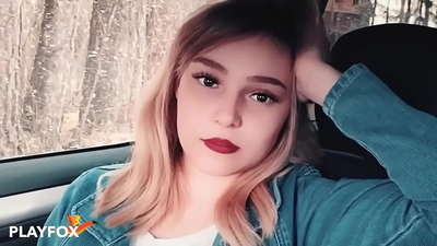 Sexy babe joyfully nqus ntawm daim npav luv nqi